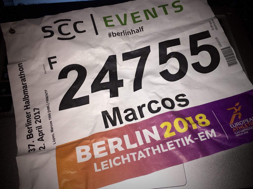Mit simplen Stecknadeln am Lauf-Shirt befestigt: Meine Startnummer beim 37. Berliner Halbmarathon